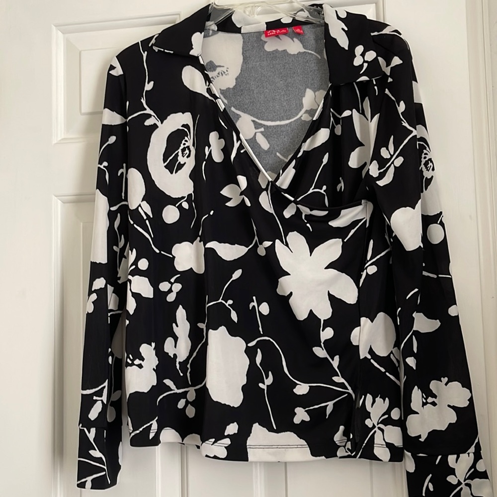 Ladies medium Anne Klein dress shirt.